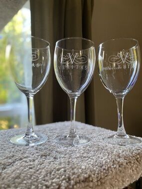 Veritas Vineyard Wine Glass Set of 3 Etched Logo “In Vino Veritas” 8 oz Virginia